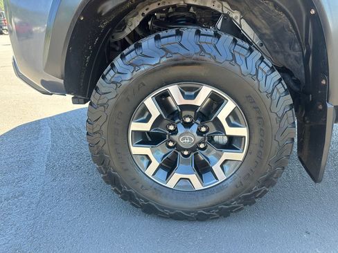Used 2022 Toyota Tacoma TRD Off-Road w/ TRD Premium Off Road Package AWD/4WD image 11