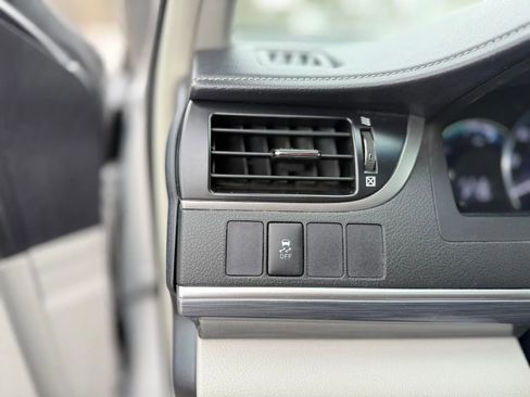 Used 2012 Toyota Camry XLE w/ Leather Pkg image 22