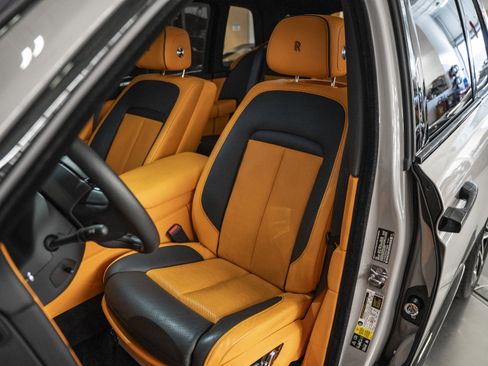 Used 2023 Rolls-Royce Cullinan Black Badge w/ Leather Finishing Pack image 28