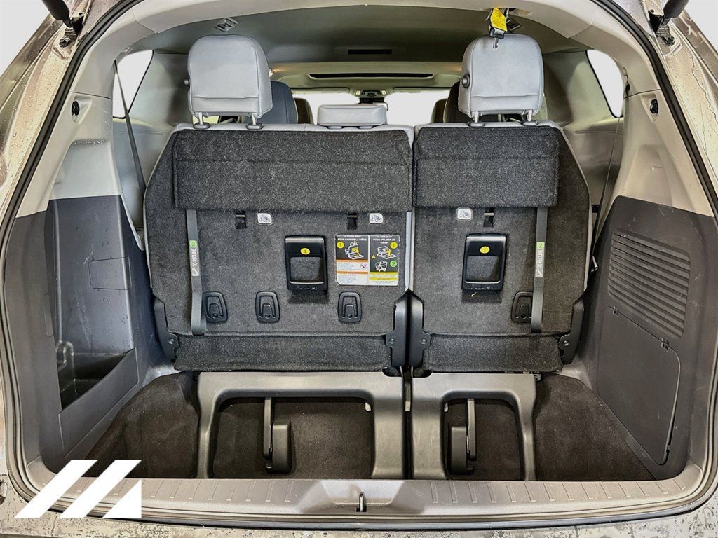 Used 2024 Toyota Sienna XLE AWD/4WD image 28