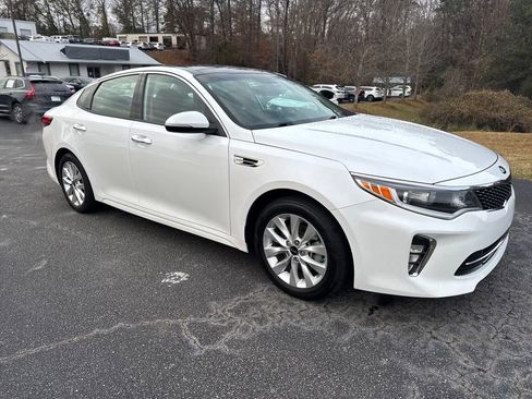 Used 2018 Kia Optima S w/ Panoramic Sunroof Package image 9