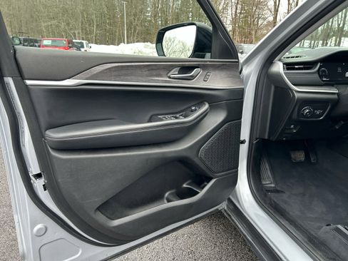 Used 2023 Jeep Grand Cherokee Limited w/ Black Appearance Package image 19