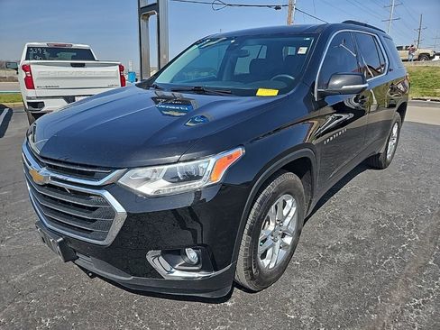 Used 2021 Chevrolet Traverse LT image 3