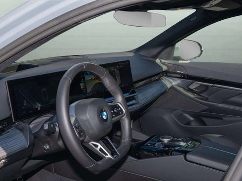 Used 2025 BMW 530i w/ M Sport Package RWD image 18