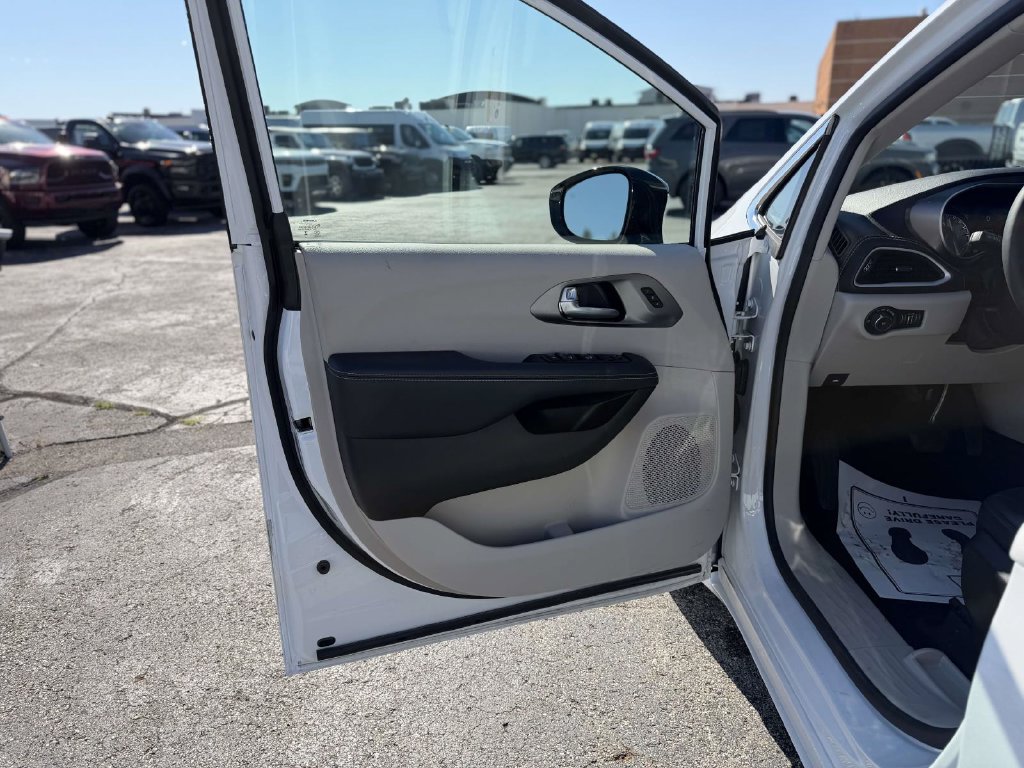 Used 2024 Chrysler Pacifica Touring-L AWD/4WD image 17