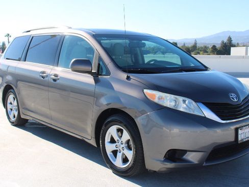 Used 2013 Toyota Sienna LE FWD image 2