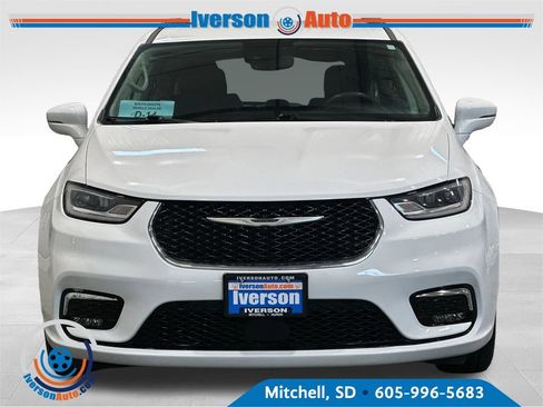 Used 2022 Chrysler Pacifica Touring-L FWD image 3