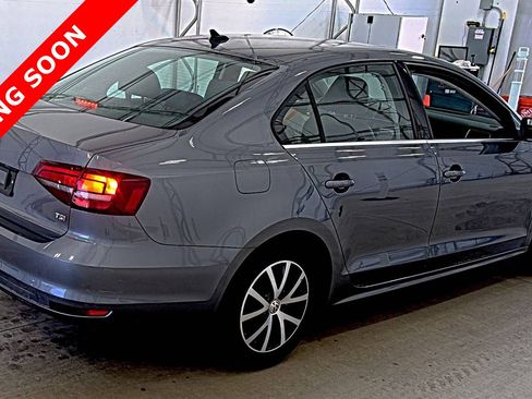 Used 2017 Volkswagen Jetta SE FWD image 3