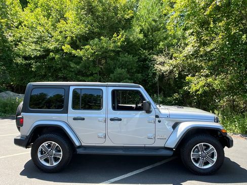 Used 2019 Jeep Wrangler Unlimited Sahara w/ Cold Weather Group AWD/4WD image 6