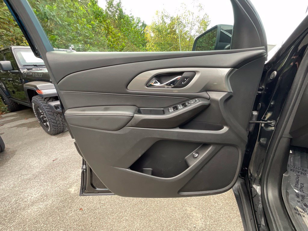Used 2023 Chevrolet Traverse LT FWD image 8
