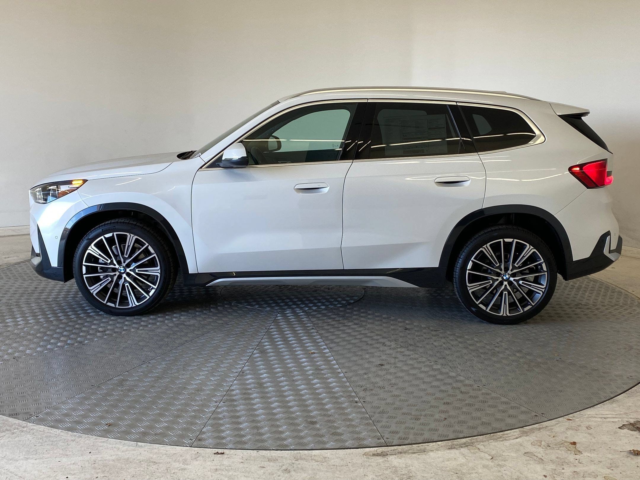 Used 2026 BMW X1 xDrive28i w/ Convenience Package AWD/4WD image 2