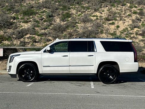 Used 2019 Cadillac Escalade ESV Platinum image 2
