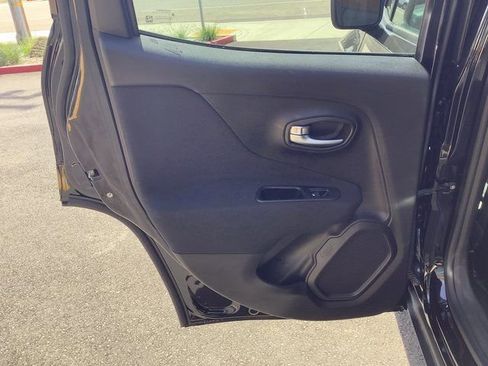 Used 2021 Jeep Renegade Latitude w/ Luxury Group II image 23