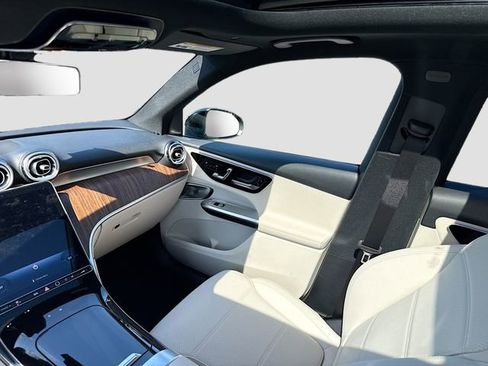 Used 2025 Mercedes-Benz GLC 300 4MATIC image 26