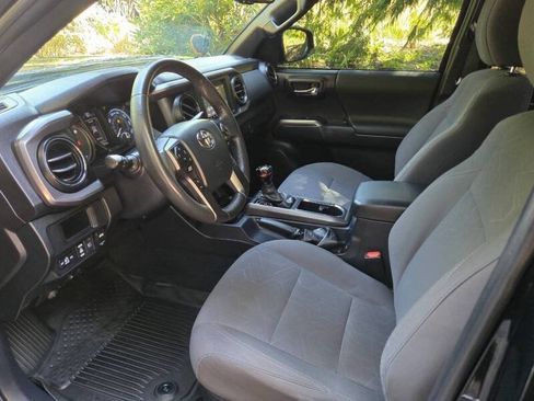 Used 2019 Toyota Tacoma TRD Off-Road w/ Technology Package AWD/4WD image 6