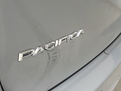 Used 2022 Chrysler Pacifica Touring-L AWD/4WD image 7