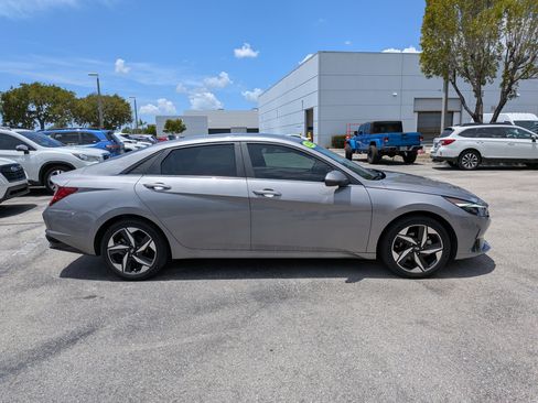 Used 2023 Hyundai Elantra Limited w/ Preferred Accessory Package FWD image 3