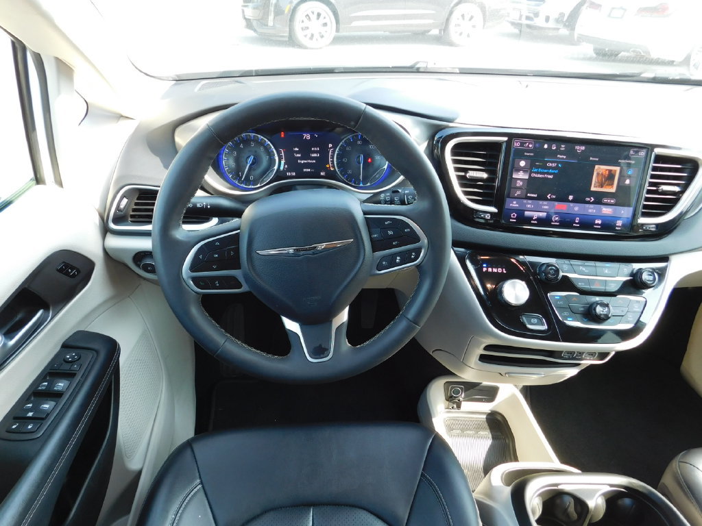 Used 2024 Chrysler Pacifica Touring-L FWD image 18