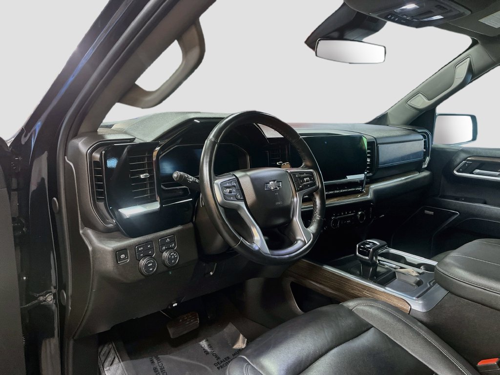Used 2024 Chevrolet Silverado 1500 RST w/ Redline Edition AWD/4WD image 9