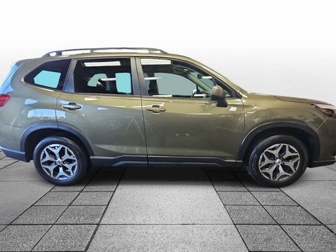 Used 2023 Subaru Forester Premium image 4