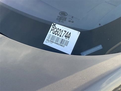 Used 2017 Land Rover Discovery HSE image 32