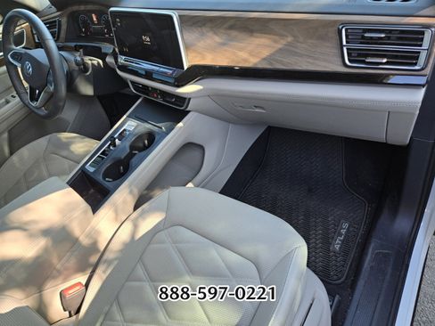 Used 2024 Volkswagen Atlas SE image 8