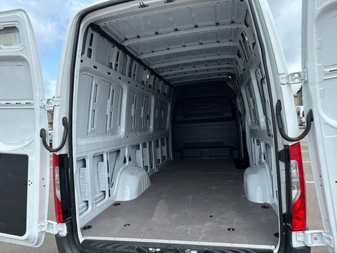 Used 2025 Mercedes-Benz Sprinter 2500 image 15