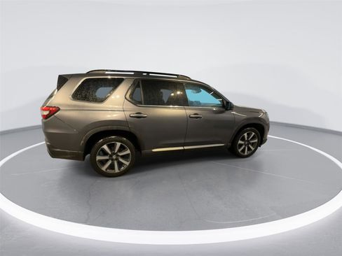 Used 2023 Honda Pilot Touring image 7