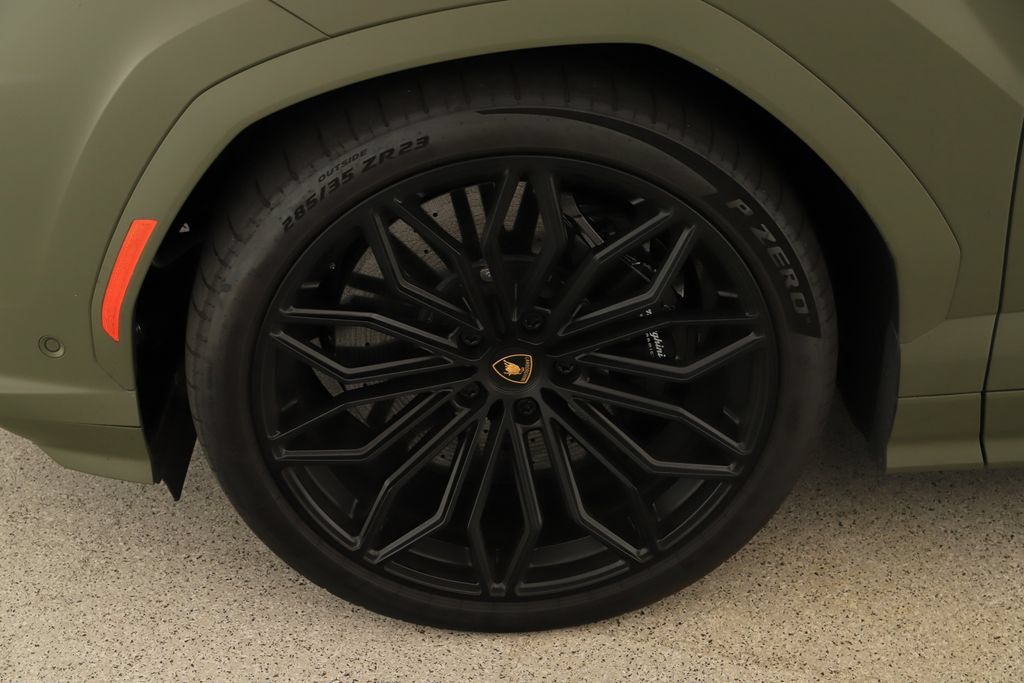 Used 2025 Lamborghini Urus SE AWD/4WD image 36