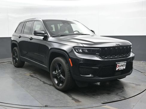 Used 2023 Jeep Grand Cherokee Altitude AWD/4WD image 5