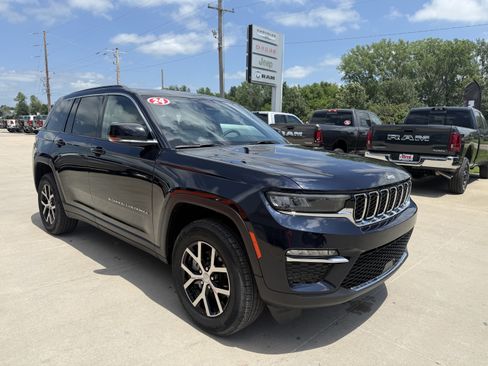 Used 2024 Jeep Grand Cherokee Limited AWD/4WD image 40