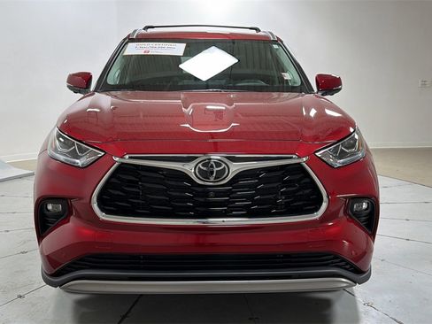Certified 2025 Toyota Highlander Platinum image 2