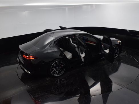 Used 2025 BMW M5 w/ Executive Package image 38