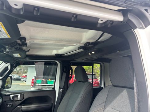 Used 2025 Jeep Gladiator Sport image 10