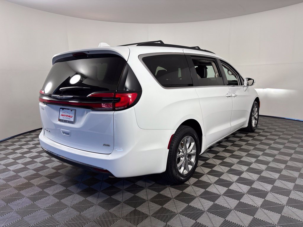 Used 2022 Chrysler Pacifica Touring-L AWD/4WD image 17