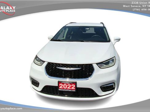 Used 2022 Chrysler Pacifica Touring-L FWD image 2