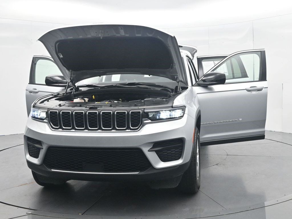 Used 2025 Jeep Grand Cherokee Laredo X AWD/4WD image 43