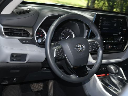 Used 2021 Toyota Highlander XLE AWD/4WD image 9