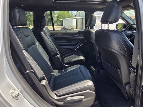 Used 2024 Jeep Grand Cherokee L Limited w/ Luxury Tech Group II AWD/4WD image 17