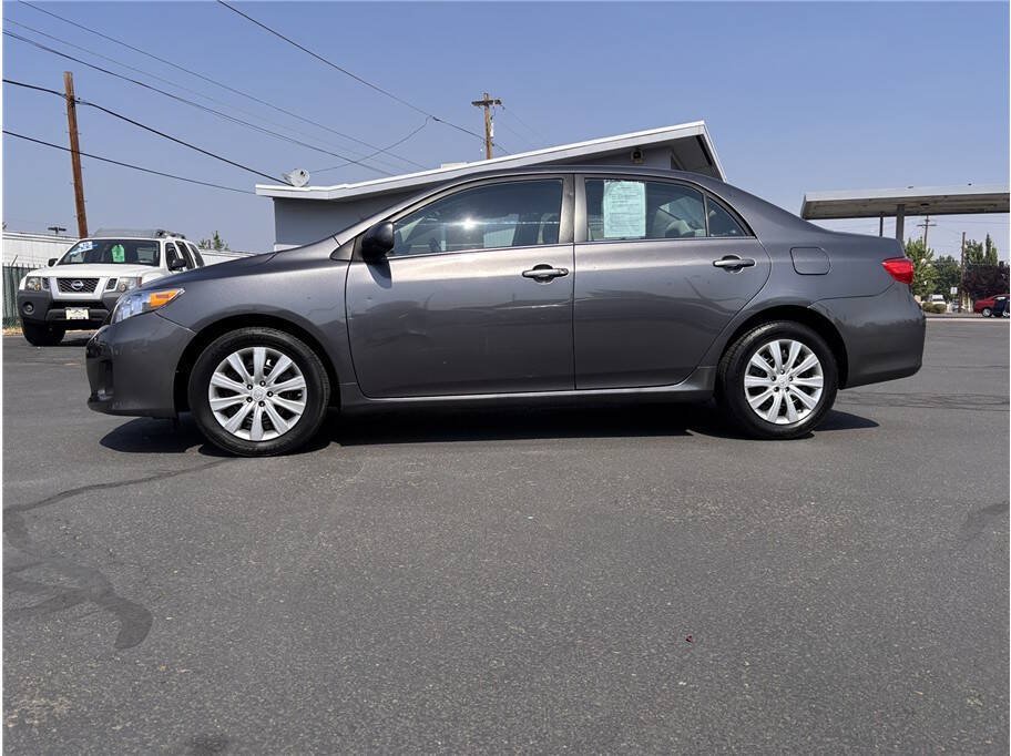 Used 2013 Toyota Corolla LE FWD image 2