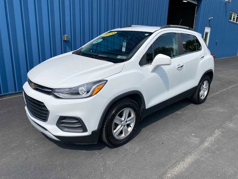 Used 2020 Chevrolet Trax LT w/ LT Convenience Package FWD image 2