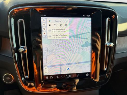 Used 2025 Volvo XC40 B5 Plus image 16