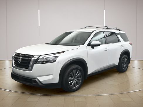 Certified 2025 Nissan Pathfinder SV FWD image 3