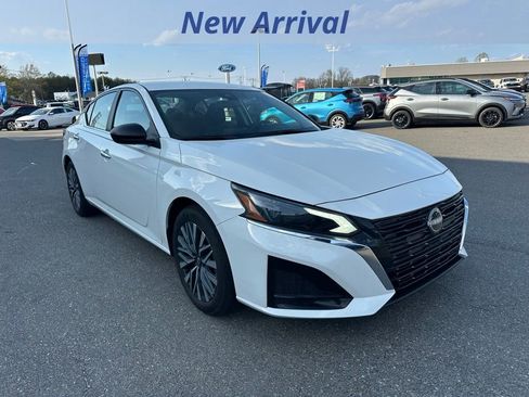 Used 2025 Nissan Altima 2.5 SV image 2