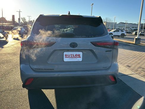 Certified 2024 Toyota Highlander XLE image 4