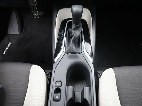 Used 2025 Toyota Corolla LE FWD image 9