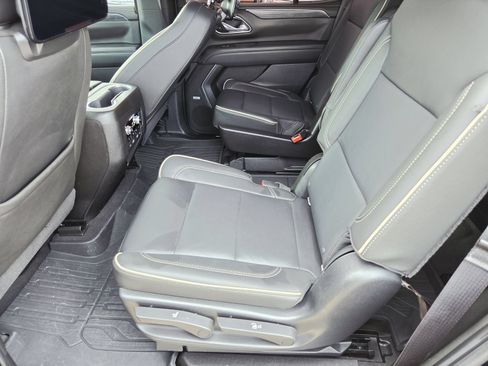 Used 2021 GMC Yukon SLT w/ Rear Media and Nav Package AWD/4WD image 16
