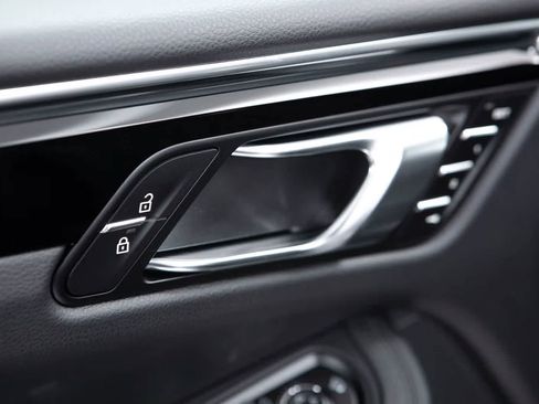 Certified 2026 Porsche Macan AWD/4WD image 25