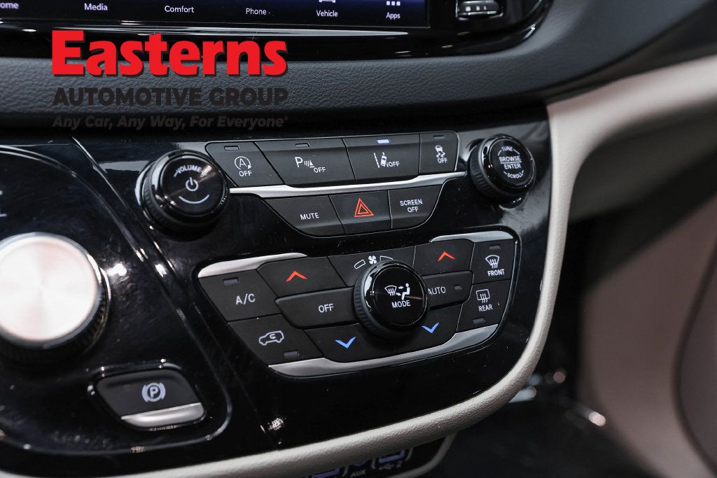 Used 2023 Chrysler Pacifica Touring-L FWD image 22