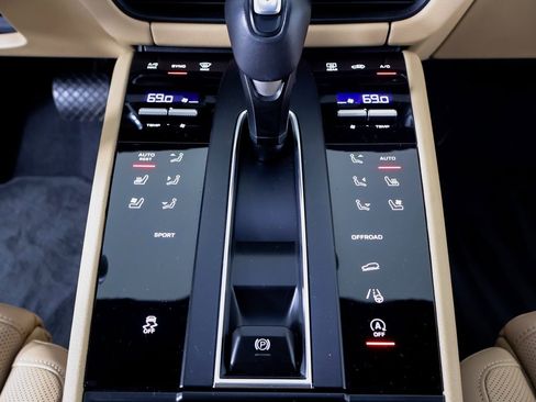 Used 2025 Porsche Macan image 18